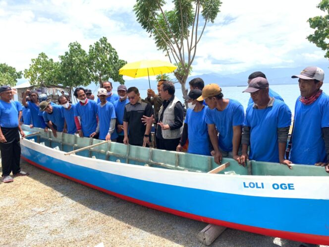 
					Pj Bupati Donggala, Moh Rifani dan kepala Dinas Perikanan, Ali Assegaf foto bersama dengan nelayan di Desa Loli Oge tepat di depan perahu fiber yang berhasil di buat oleh nelayan, Sabtu (5/10/24). FOTO: ujs