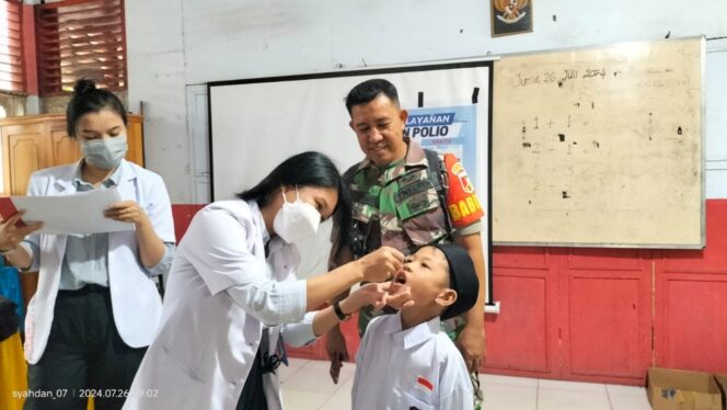 
					Tenaga Kesehatan saat memberikan vaksin polio dosis dua di SDN 4 Banawa. FOTO: TIM