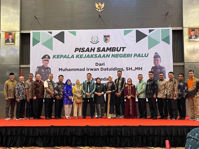 
					Pisah sambut Kejari Palu yang dirangkaikan dengan sesi foto bersama Plh Wali Kota Palu Irmayanti Pettalolo dan pihak terkait serta jajaran pemerintah Kota Palu yang berlangsung di Hotel Best Western Plus Coco Palu. //FOTO: GINDA