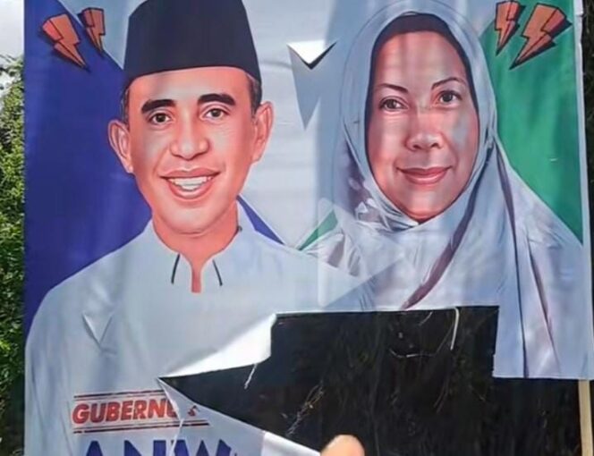 
					Baliho Paslon Nomor 2, Anwar-Reny ditemukan rusak. FOTO: TIM