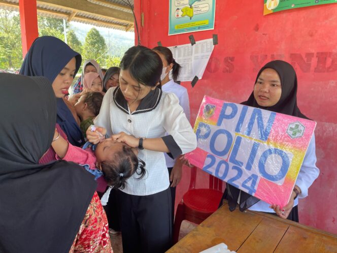 
					Tenaga Kesehatan Puskesmas Lalundu Despot di Kecamatan Rio Pakava, saat memberikan vaksin polio dosis dua. FOTO: TIM
