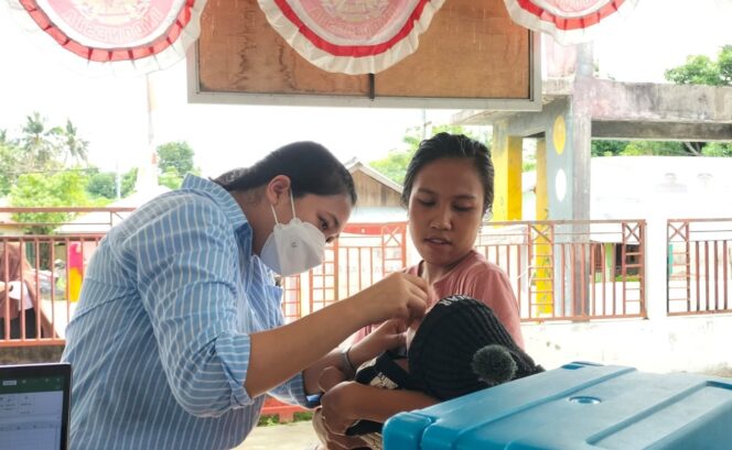 
					Tenaga Kesehatan Puskesmas Donggala saat memberikan vaksin dosis pertama. FOTO: TIM