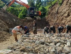 Bersinergi dengan Masyarakat, Personel Kodim 1306/Kota Palu Normalisasi Sungai Bambasiang
