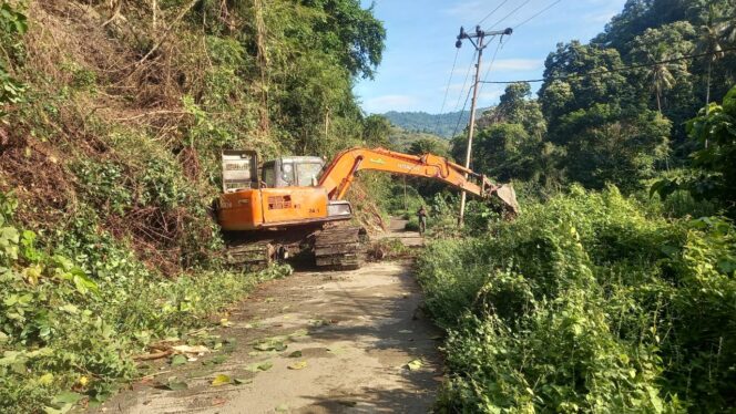 
					terlihat alat berat sedang membuka jalan di Desa Bambasiang Kecamatan Palasa Kabupaten Donggala. FOTO: JGB