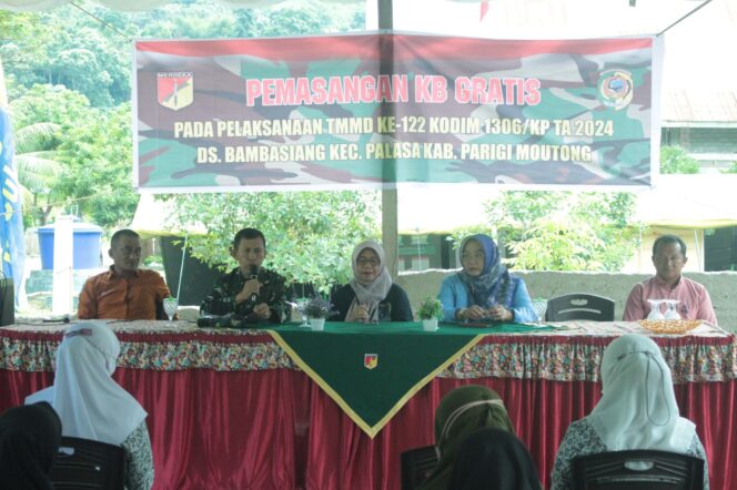 
					TNI menggelar program pemasangan alat kontrasepsi gratis dan penyuluhan stunting di Desa Palasa, Kabupaten Parigi Moutong pada Selasa (08/10/24), FOTO: JGB
