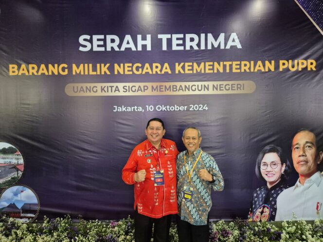 
					Pjs. Wali Kota Palu, Muchsin Pakaya, bersama Kepala Dinas PU Kota Palu, Ir. Singgih B. Prasetyo, M.Eng, menghadiri seremonial serah terima Barang Milik Negara (BMN) Kementerian PUPR Tahun 2024 di Auditorium Kementerian PUPR, Jakarta Pada Kamis (10/10/24). FOTO: ist