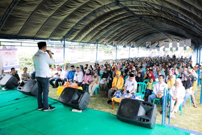 
					Ribuan warga Desa Ogoansam, Kecamatan Palasa, Kabupaten Parigi Moutong, menyambut meriah kampanye terbatas pasangan calon Gubernur dan Wakil Gubernur Sulawesi Tengah, Anwar Hafid dan dr. Reny Lamadjido, yang digelar pada Kamis (10/10/24). FOTO: TIM