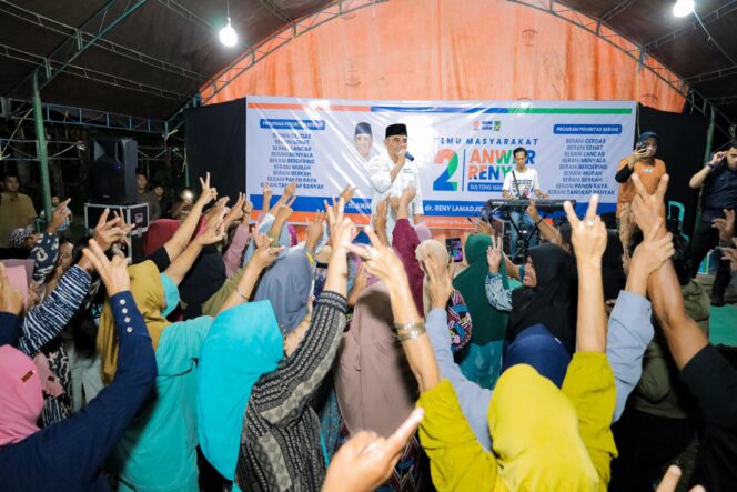 
					Kampanye terbatas calon Gubernur dan Wakil Gubernur Sulawesi Tengah, Anwar Hafid, berhasil menarik perhatian ribuan warga di lapangan sepak bola Desa Ambesia Selatan, Kecamatan Tomini, Kabupaten Parigi Moutong pada Kamis (10/10/24).  FOTO: tim