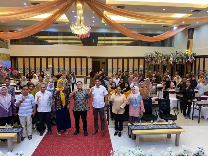 
					Suasana saat Pj Bupati Donggala, Moh Rifani berfoto bersama peserta Bimtek usai membuka kegiatan. FOTO: netiz.id (Akib).