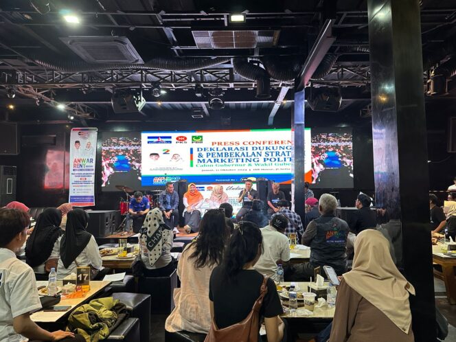 
					Relawan Transdata secara resmi menyatakan dukungannya untuk pasangan calon Gubernur dan Wakil Gubernur Sulawesi Tengah, Anwar Hafid dan dr. Reny Lamadjido, pada Jumat (11/10/24). FOTO: TIM