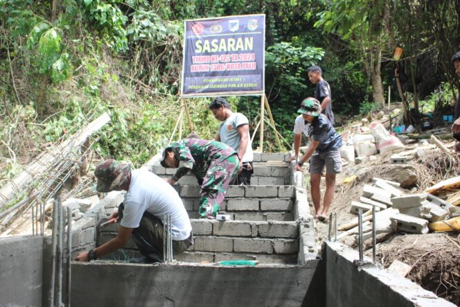 
					Personil Kodim 1306/Kota Palu dan masyarakat desa Bambasiang Kecamatan Palasa Kabupaten Parigi Moutong bekerja sama membangun intake. FOTO: JGB