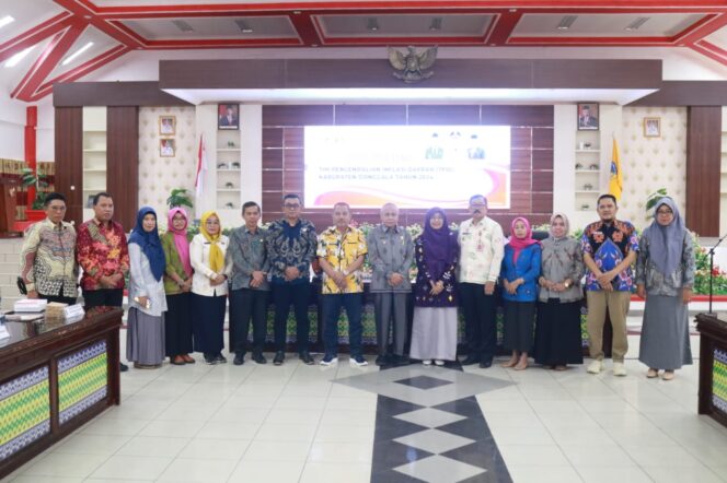 
					Sekretaris Daerah Kabupaten, Dr. H. Rustam Efendi bersama Tim Pengendalian Inflasi Daerah Kabupaten Donggala. FOTO: Faldi