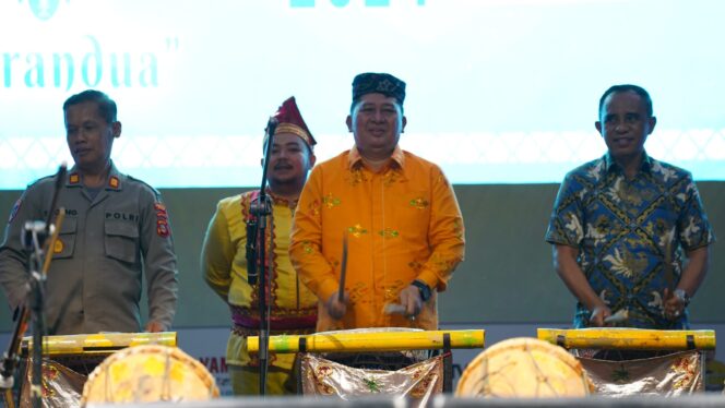 
					Penjabat sementara (Pjs.) Wali Kota Palu, Muchsin Husain Pakaya, secara resmi membuka Pesta Rakyat Posalia Pandapa Besusu yang diselenggarakan oleh masyarakat Besusu, Kamis (17/10/24). FOTO: JUFRI