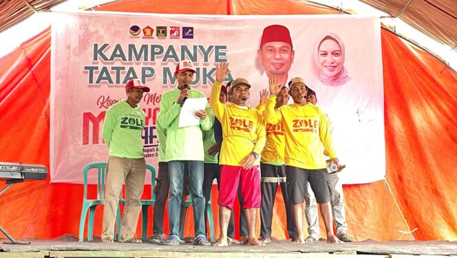 
					Kelompok Kayabas saat menyatakan sikap dukung pasangan Yasin-Syafiah di Sumari. //Ginda