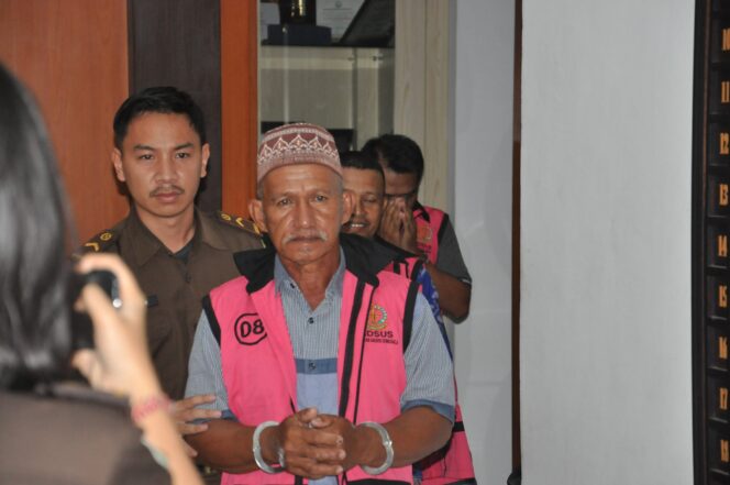 
					Tiga tersangka digiring ke mobil tahanan Kejaksaan Negeri Donggala. FOTO: TIM