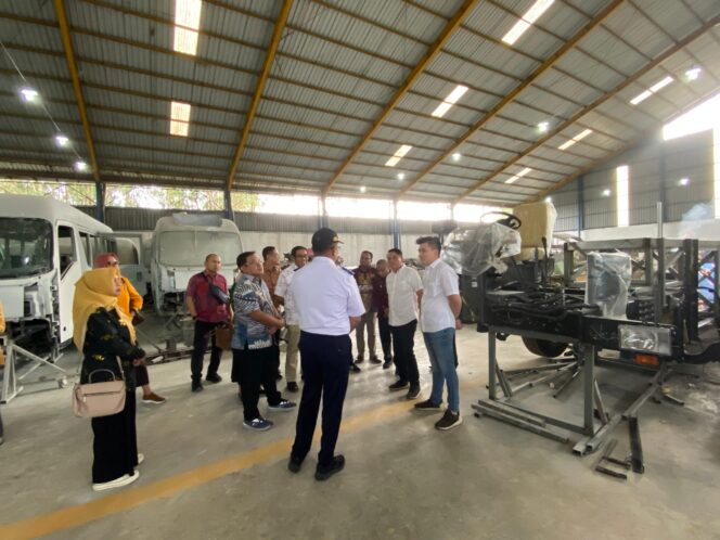 
					Penjabat (Pj) Bupati Donggala, Moh Rifani, bersama rombongan melakukan kunjungan pabrik karoseri. FOTO: TIM