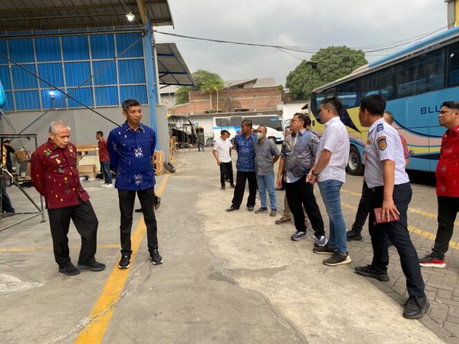 
					Ketua DPRD Donggala, Moh Taufik, mendampingi Penjabat (Pj) Bupati Donggala, Moh Rifani, dalam kunjungan ke pabrik perakitan bus bersama rombongan Pemerintah Daerah (Pemda) Donggala usai melakukan studi tiru di Dinas Perhubungan Provinsi Jawa Timur, Jumat (18/10/24). FOTO: TIM