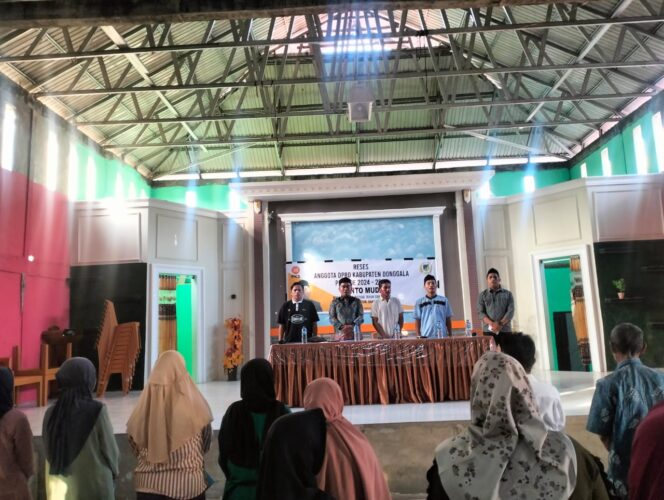 
					Anggota DPRD Kabupaten Donggala dari Fraksi PKS, Wanto Muda, menggelar reses atau jaring aspirasi warga pada Masa Sidang III tahun 2024 di Desa Watatu, Kecamatan Banawa Selatan, pada Jumat (25/10/24). FOTO:TIM