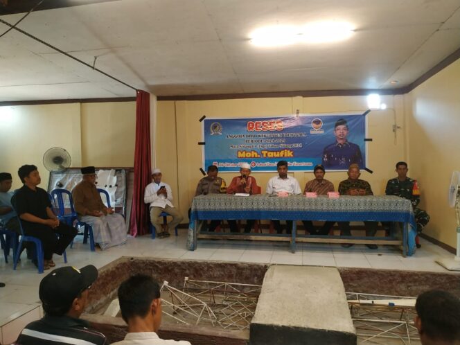 
					Ketua DPRD Donggala, Moh Taufik, menggelar reses atau jaring aspirasi warga pada masa sidang III tahun 2024. Kegiatan ini berlangsung di Desa Wani I, Kecamatan Tanantovea, pada Jumat (25/10/24). FOTO: TIM