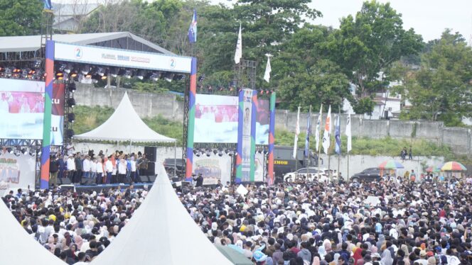 
					Kampanye akbar pasangan calon Gubernur dan Wakil Gubernur Sulawesi Tengah nomor urut 2, Anwar Hafid dan dr. Reny Lamadjido, berlangsung meriah di Stadion Gelora Kilongan Permai, Luwuk, pada Sabtu (26/10/24). FOTO: TIM