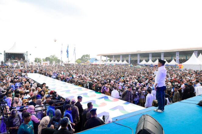 
					Puluhan ribu pendukung memadati Stadion Gelora Kilongan Permai di Luwuk, Kabupaten Banggai, pada Sabtu (26/10/24). FOTO: TIM