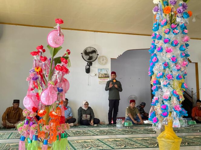 
					Suasana peringatan hari lahir nabi Muhammad Saw yang digelar dimesjid dusun Lapoloang Kelurahan Ganti Donggala. //FOTO:Ginda
