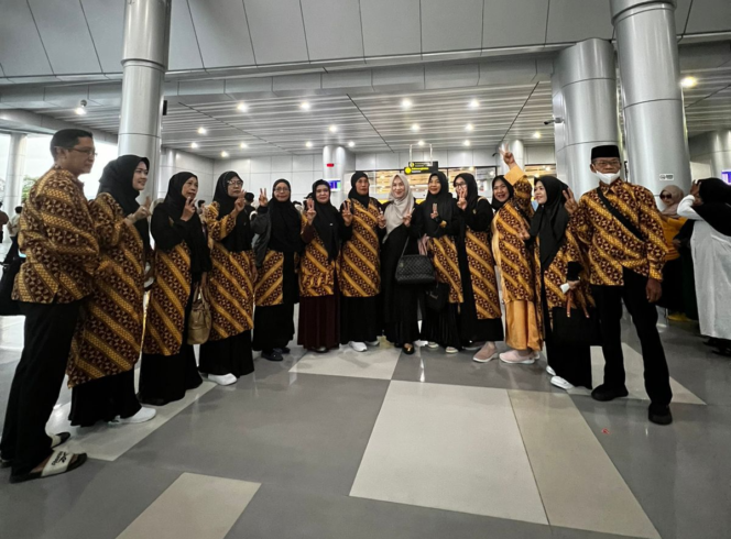 
					Anwar Hafid, calon Gubernur Sulawesi Tengah nomor urut 2, memberangkatkan 12 jamaah umroh pada Senin (28/10/24). FOTO: TIM