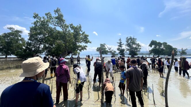 
					Yayasan Rumah Bahari Gemilang dan Lembaga EcoNusa menggelar kegiatan Aksi Muda Jaga Iklim (AMJI) di Desa Pangalasiang, Kabupaten Donggala, Sulawesi Tengah, pada Sabtu (26/10/24). FOTO: TIM