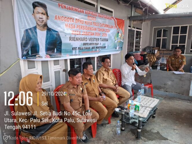
					Anggota DPRD Kota Palu, Rienhard Vester Tamma, melaksanakan kegiatan reses Caturwulan III Tahun Sidang 2024 pada Selasa (29/10/24) di Jalan Sulawesi, Lorong Satal, Kelurahan Lolu Utara, Kecamatan Palu Timur. FOTO:TIM