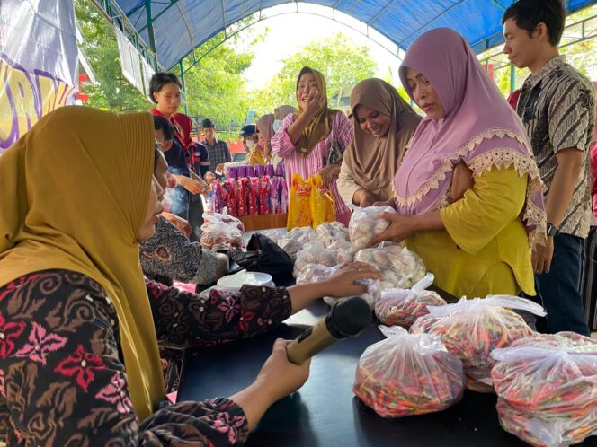 
					Suasana saat warga berbelanja di Gerakan Pangan Murah yang digelar Dinas Ketahanan Pangan Kabupaten Donggala pada Kamis (03/10/24). FOTO: netiz.id (Akib)