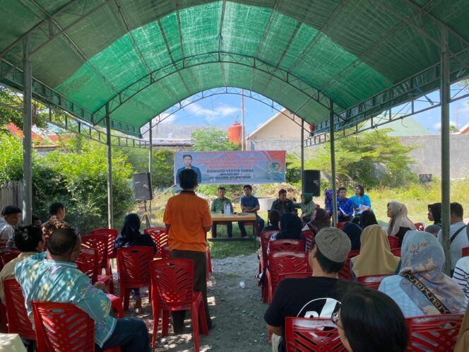 
					Anggota DPRD Kota Palu, Rienhard Vester Tamma, melaksanakan reses Catur Wulan III Masa Persidangan Tahun 2024 di jalan Teluk Tomini Kecamatan Palu Timur pada Senin (28/10/24). FOTO: netiz.id (Akib).