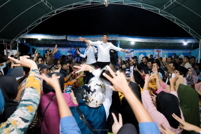 
					Kampanye terbatas pasangan calon Gubernur dan Wakil Gubernur Sulawesi Tengah, Anwar Hafid dan dr. Reny Lamadjido, di Desa Kuala Besar, Kecamatan Palele, Kabupaten Buol, pada Rabu malam (20/11/24). FOTO: TIM