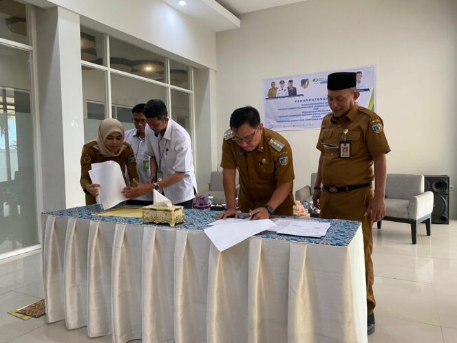 
					Suasana saat penandatangan nota kesepakatan antara Pemkab Donggala dan pihak BPJS Ketenagakerjaan Palu. FOTO: netiz.id