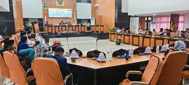 
					Rapat sidang terkait jawaban Wali Kota terhadap pandangan fraksi dibacakan oleh Asisten I Wali Kota Palu Usman di ruang sidang utama DPRD Kota Palu. //FOTO:Yusuf
