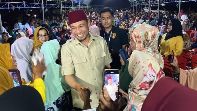 
					Calon Bupati Donggala nomor urut 5, Moh Yasin saat kampanye di Desa Sibado Kecamatan Sirenja pada Minggu (17/11/24). FOTO: Ginda