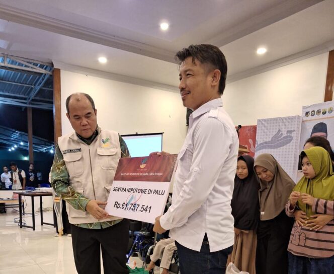 
					Kadis Sosial Kota Palu, Susik saat menerima bantuan dari kementrian Sosial RI. FOTO: IST