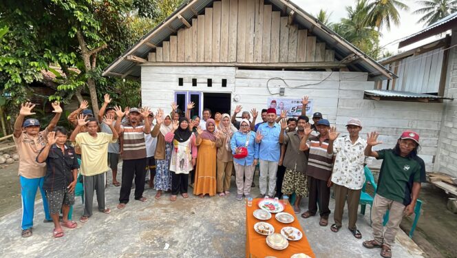 
					Silaturahmi pada masyarakat Desa Pani'i oleh Calon Bupati Moh Yasin. //FOTO:Ginda