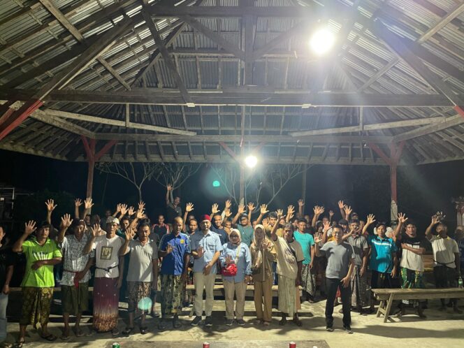 
					Dukungan masyarakat Desa Lembah Mukti pada Paslon nomor urut 5. //FOTO:Ginda