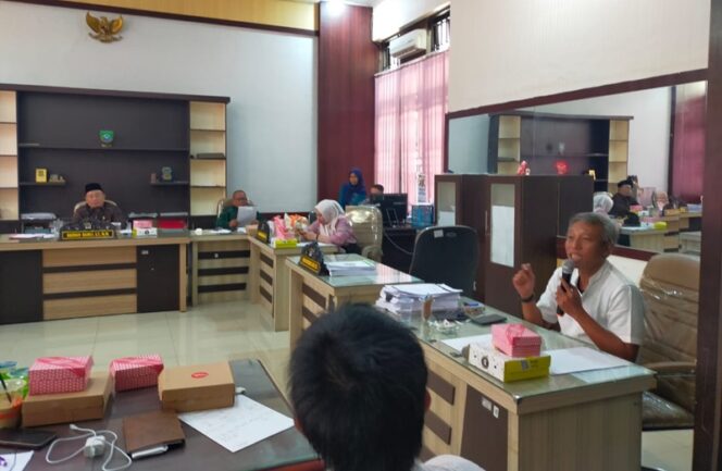 
					Komisi B DPRD Kota Palu menggelar Rapat Dengar Pendapat (RDP) dengan Direktur PT CNE terkait mangkraknya pembangunan Mall Tatura Palu (MTP). Kamis, 7 November 2024. FOTO: IST