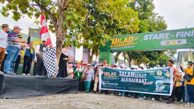 
					puluhan ribu warga yang antusias Jalan santai Milad ke-94 Alkhairaat. FOTO: Ist