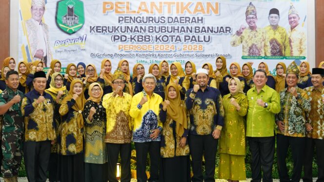 
					Pjs. Wali Kota Palu, Muchsin Husain Pakaya, menghadiri acara pelantikan Pengurus Daerah Kerukunan Bubuhan Banjar (KBB) Kota Palu periode 2024-2029 yang digelar pada Sabtu (16/11/24) di Gedung Pogombo, Kota Palu. FOTO: JUFRI