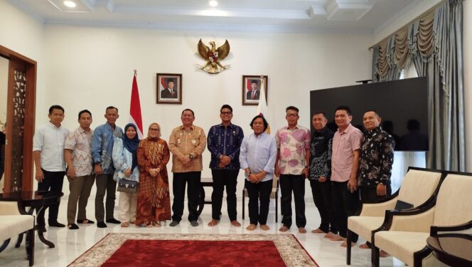 
					Pjs. Wali Kota Palu, Muchsin Husain Pakaya, bersama jajaran Pemerintah Kota Palu, menerima kunjungan Wakil Ketua MPR RI, Abcandra Muhammad Akbar Supratman, di Rumah Jabatan Wali Kota Palu, Jumat (16/11/24). FOTO: IMRON