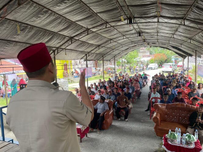 
					Calon Bupati Donggala Moh Yasin bersama masyarakat desa Saloya Kec Sindue Tombusabora. //FOTO:Ginda