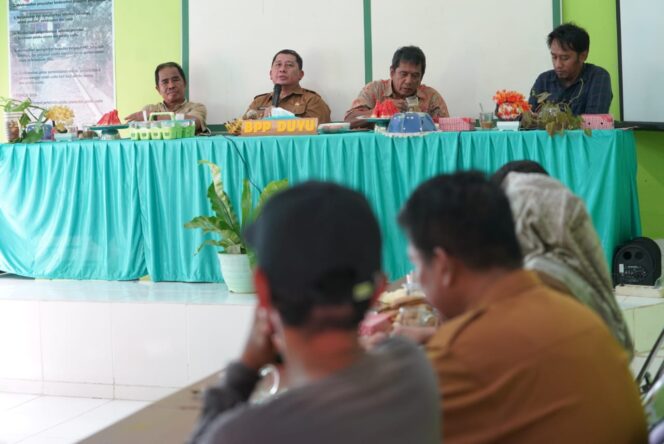 
					Pjs. Wali Kota Palu, Muchsin Husein Pakaya, mendampingi Komisi Penyuluhan Pertanian Provinsi (KPPP) Sulawesi Tengah dalam kunjungan kerja ke Balai Penyuluhan Pertanian (BPP) Duyu, Selasa (19/11/24). FOTO: IWAN