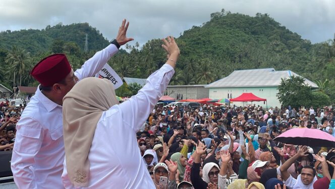 
					Kampanye akbar pasangan calon nomor urut 5 Moh Yasin dan Syafiah Basir di Desa Enu Kec Sindue. //FOTO:Ginda