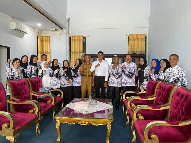 
					Ketua DPRD Kabupaten Donggala, Moh Taufik, menerima kunjungan rombongan Persatuan Guru Republik Indonesia (PGRI) Kabupaten Donggala di ruang kerjanya pada Senin (18/11/24). FOTO: netiz.id (Akib).