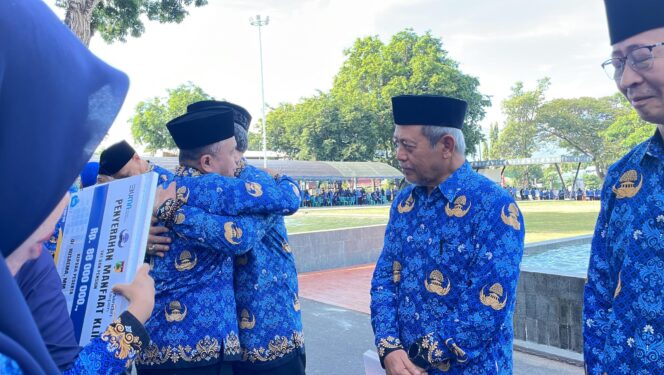
					Wali Kota Palu, Hadianto Rasyid saat memberikan penghargaan purna bakti kepada Husaema di halaman kantor Wali Kota Palu. //FOTO:Ginda