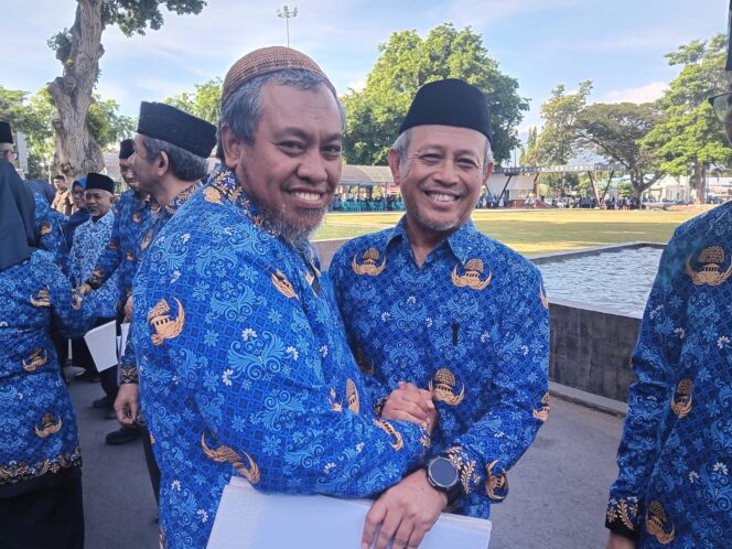 
					Sekretaris DLH Kota Palu, Ibnu Mundzir dan Singgih Prasetyo bersalaman di Halaman Kantor Wali Kota Palu. FOTO: IST