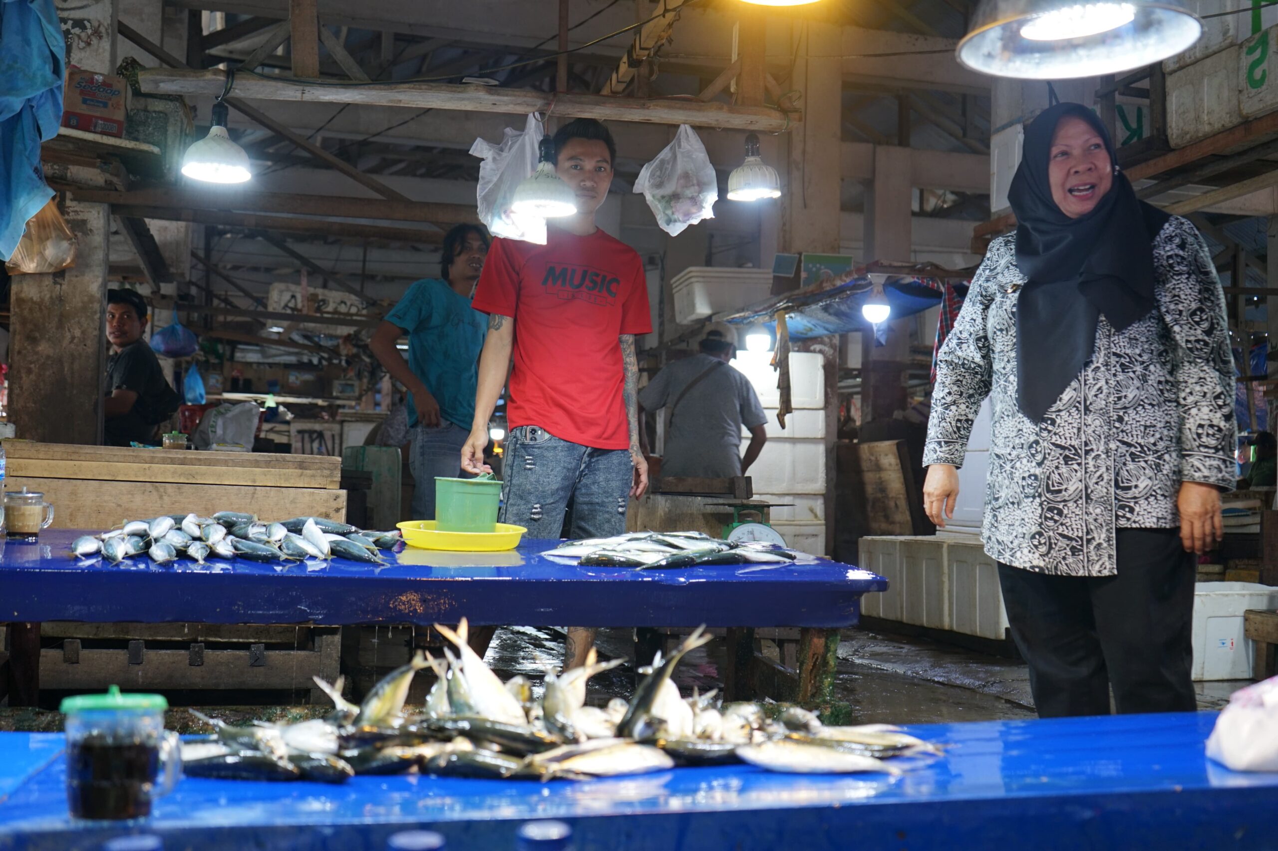 Wakil Wali Kota Palu, Reny Lamadjido saat mengunjungi lapak penjual ikan di Pasar Inpres Manonda pada Jum’at (13/12/24). FOTO: Jufri