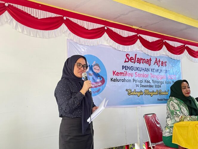 
					Pengukuhan dan sesi foto bersama oleh Sekda Kota Palu, Irmayanti Pettalolo dan anggota Komunitas Kemilau Senior Tangguh di RM Pondok Pinang Kabonena Kota Palu.//FOTO:Ginda
